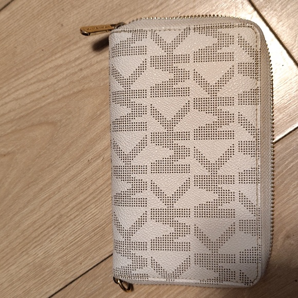 Michael Kors Cream Wallet - Picture 2 of 6